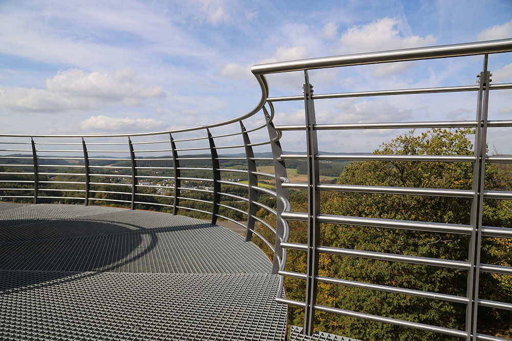 Barandal acero inoxidable pasillo.