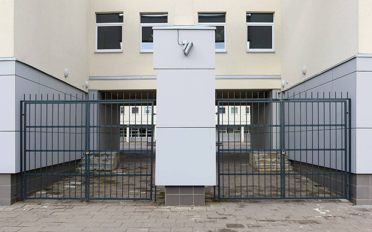 Portón de rejas doble.