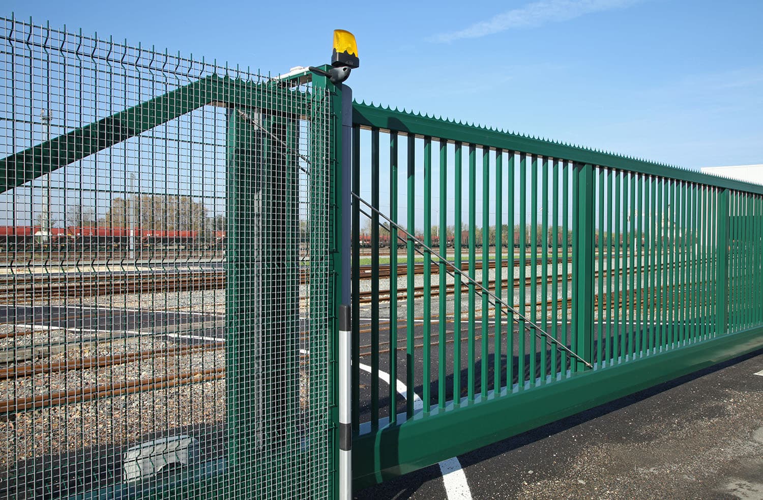 Portón de tipo industrial.