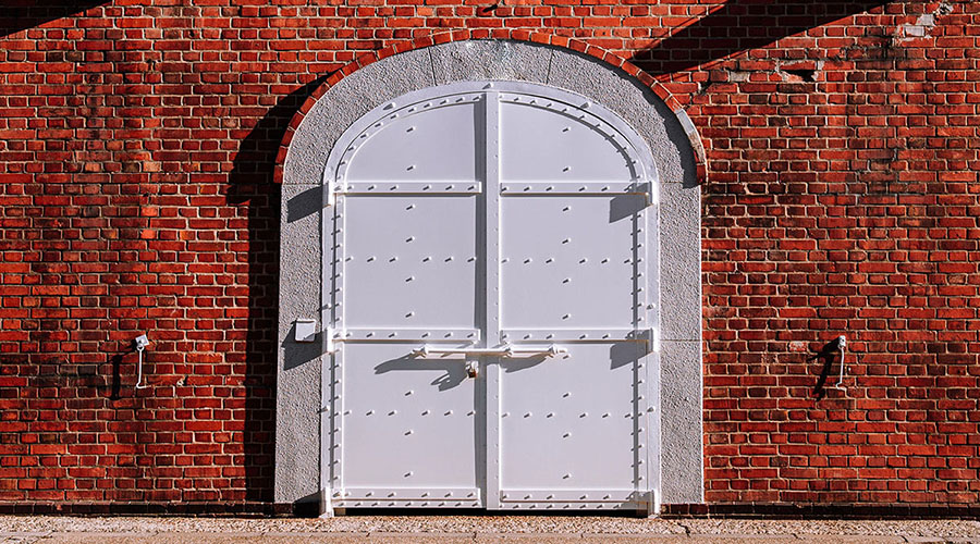 Puerta de herrería doble cerrada