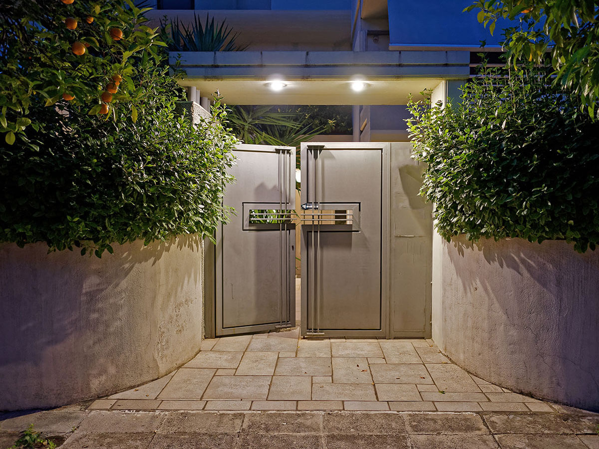 Puerta de herrería con rejilla al centro