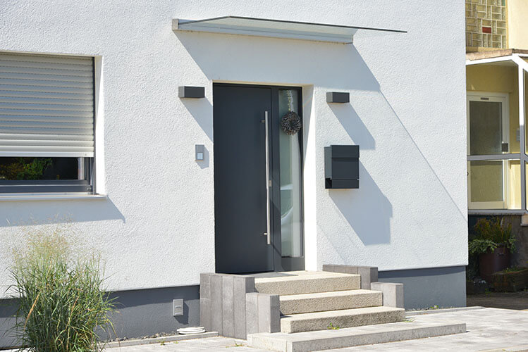 Puerta de acero interior con cristal.