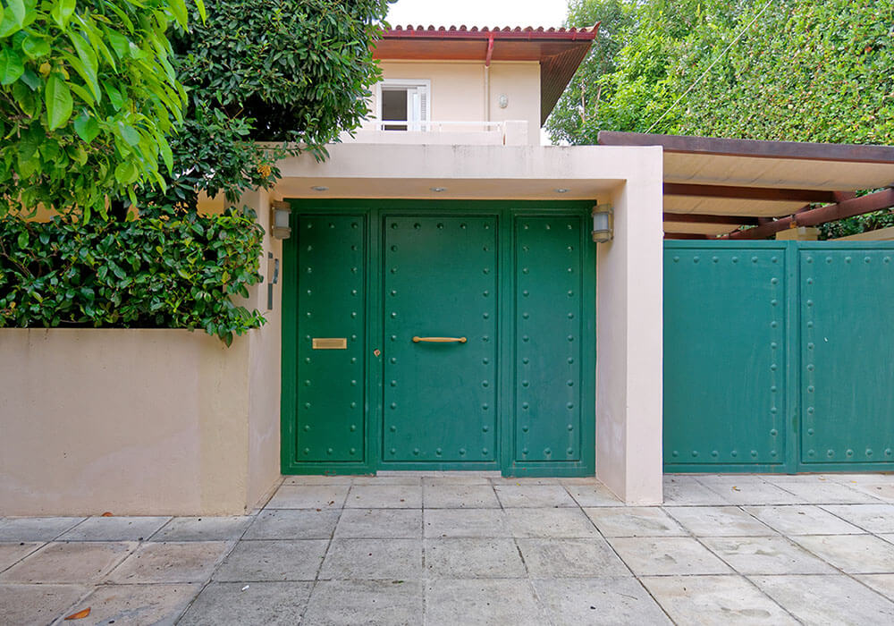 Puerta y portón principal de acero.