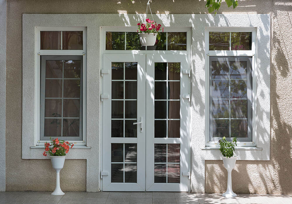 Puerta doble hoja con ventanas.