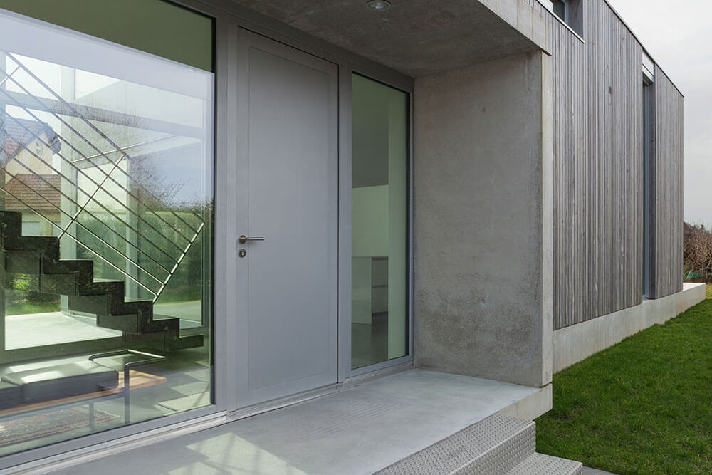 Puerta de acero con cristales panorámicos.