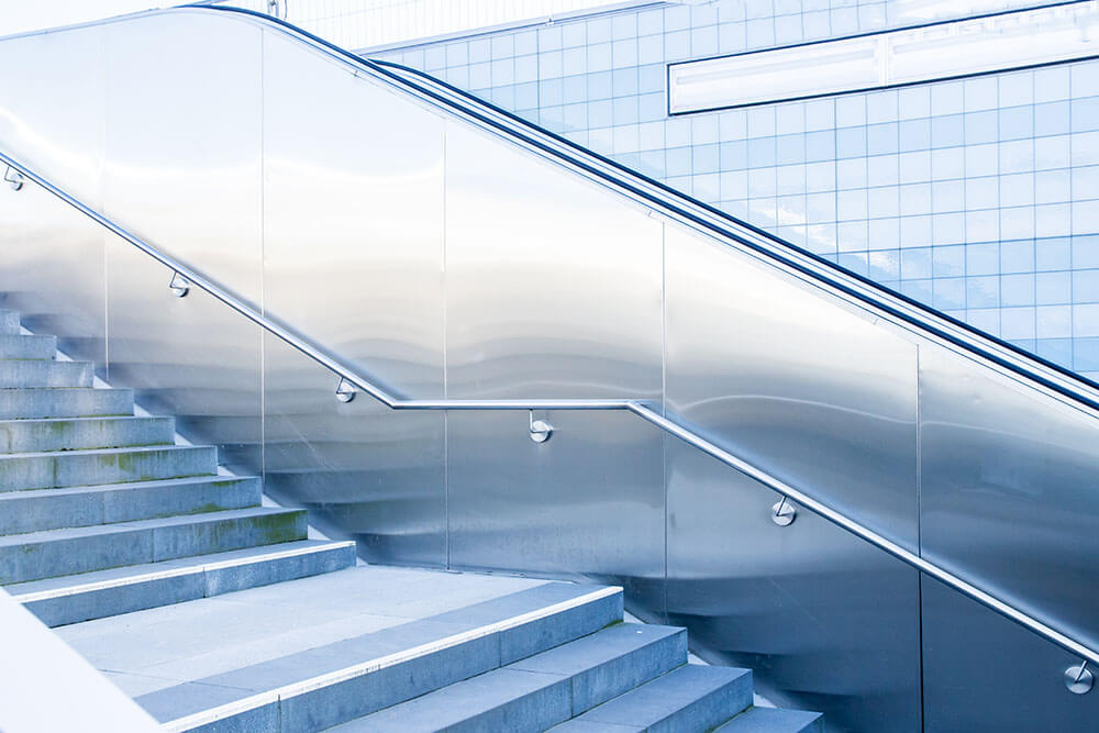 Pasamanos de acero inoxidable.