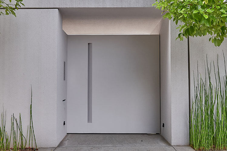 Puerta exterior, entrada principal.